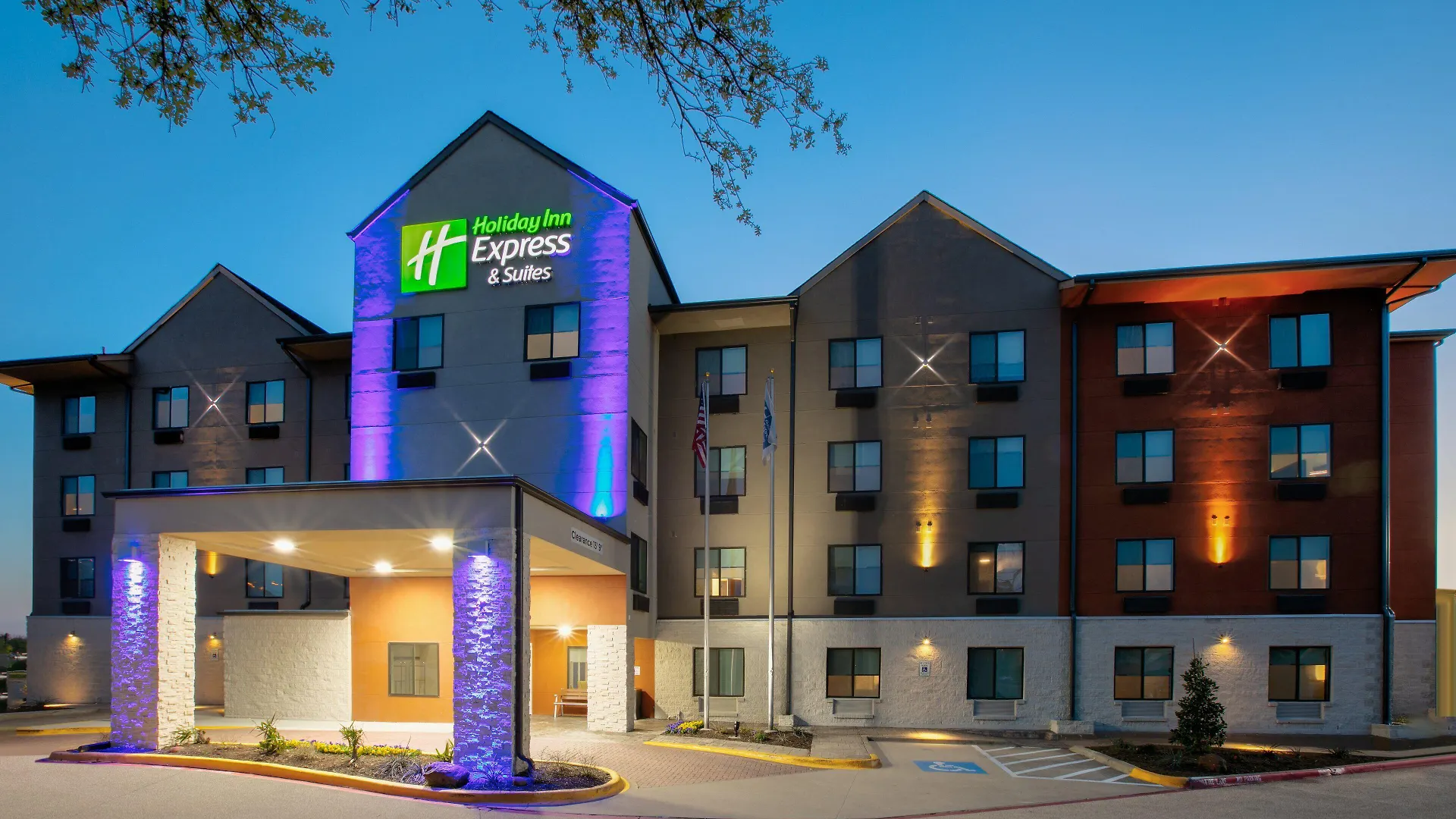 6 Three-Star Hotels In Park Central Dallas That Deliver