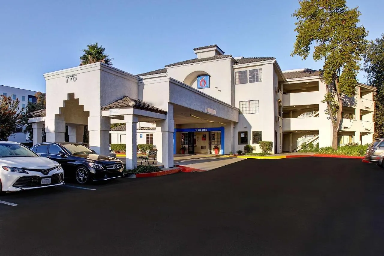Staying Near Santa Clara Convention Center: 12 Airport Hotels Compared
