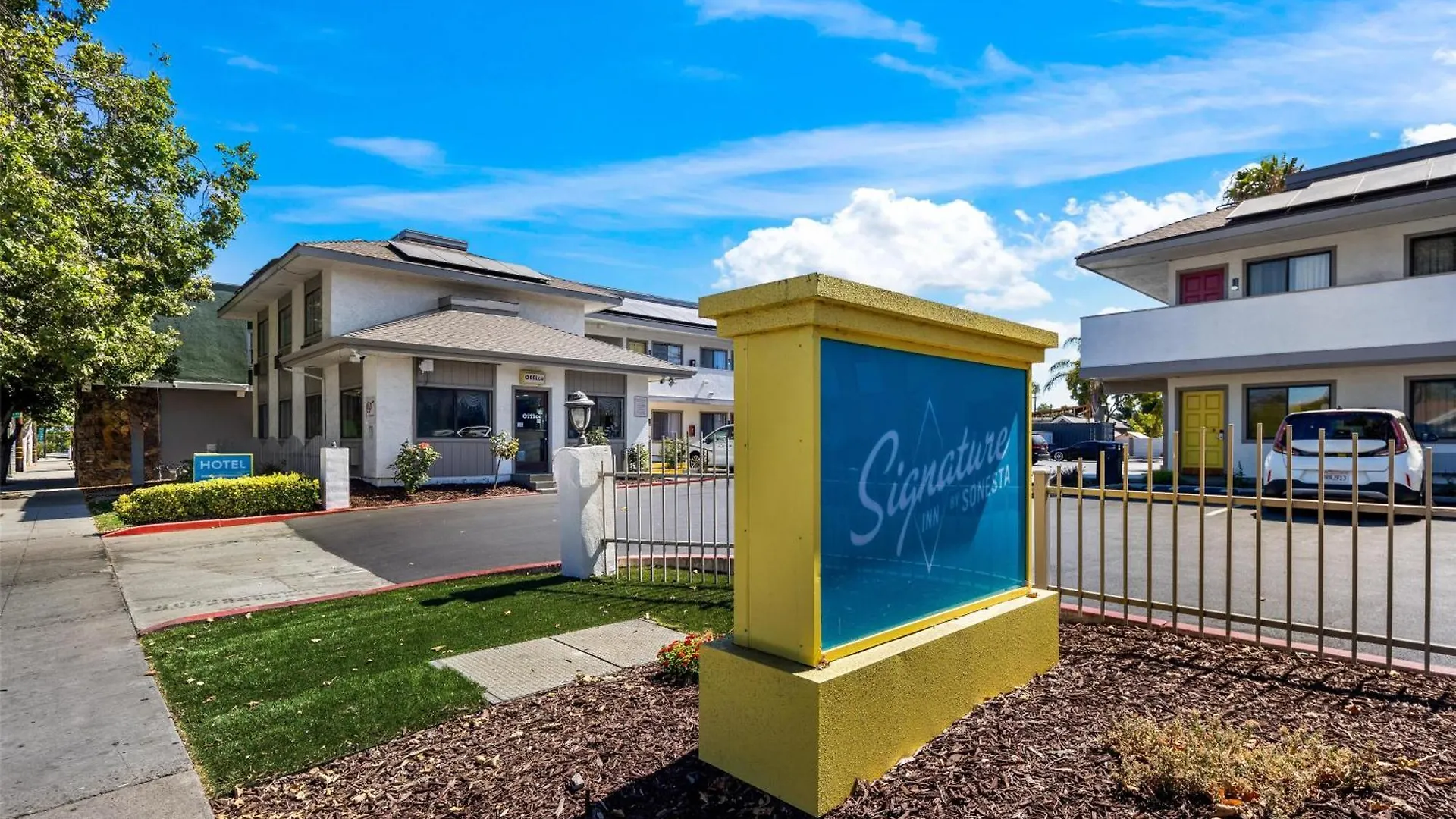 4 Smart Airport Hotels Near Municipal Rose Garden to Book