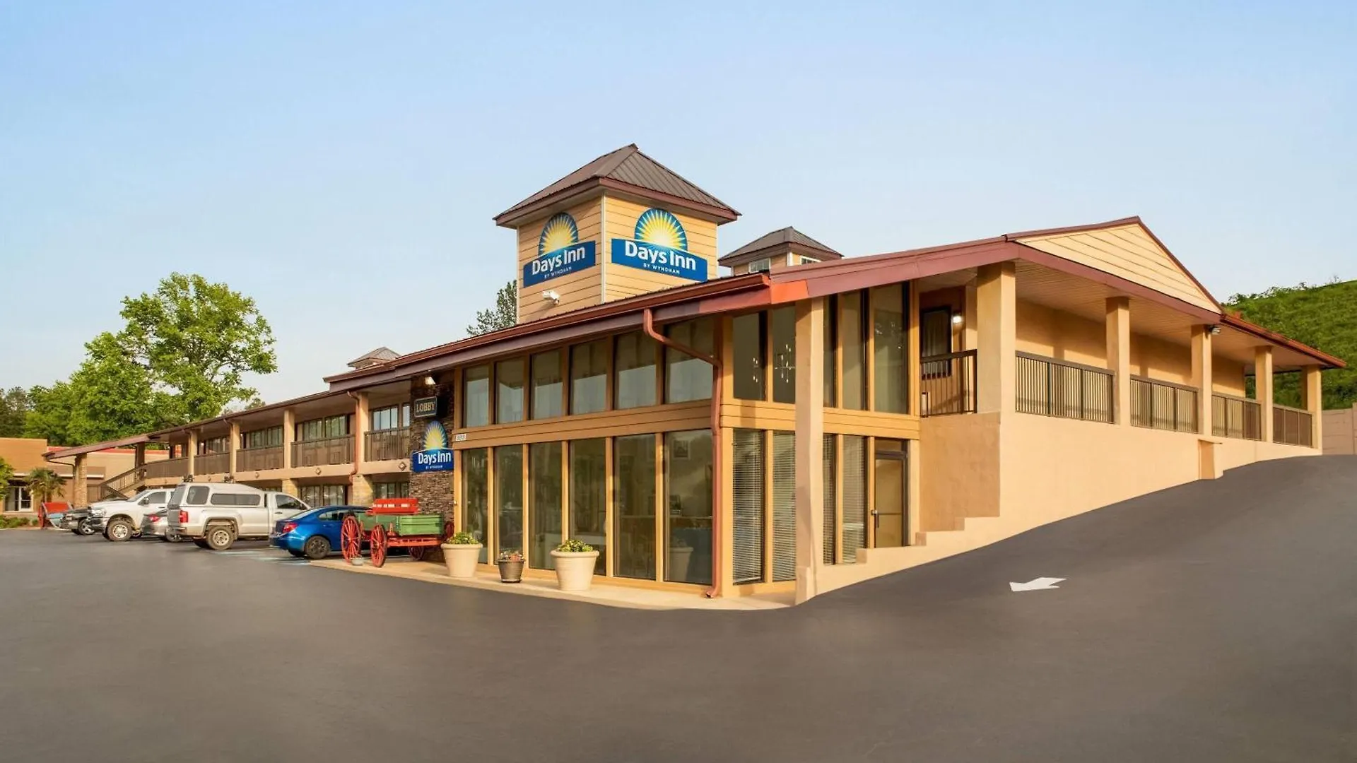 4 Design Hotels Near Etowah Art Gallery Worth Booking