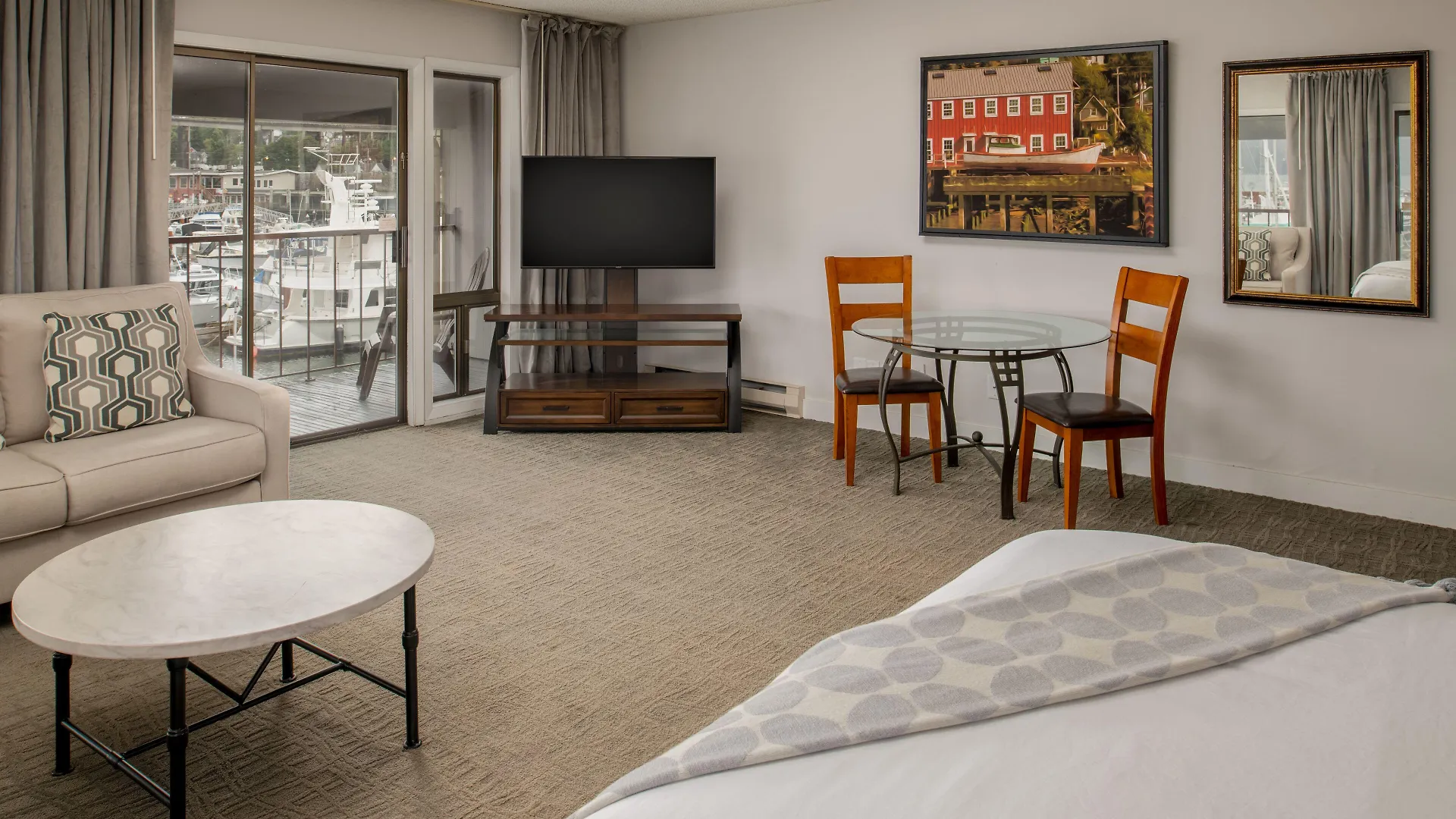 Staying Near Astoria Column: 4 Couple Hotels Compared