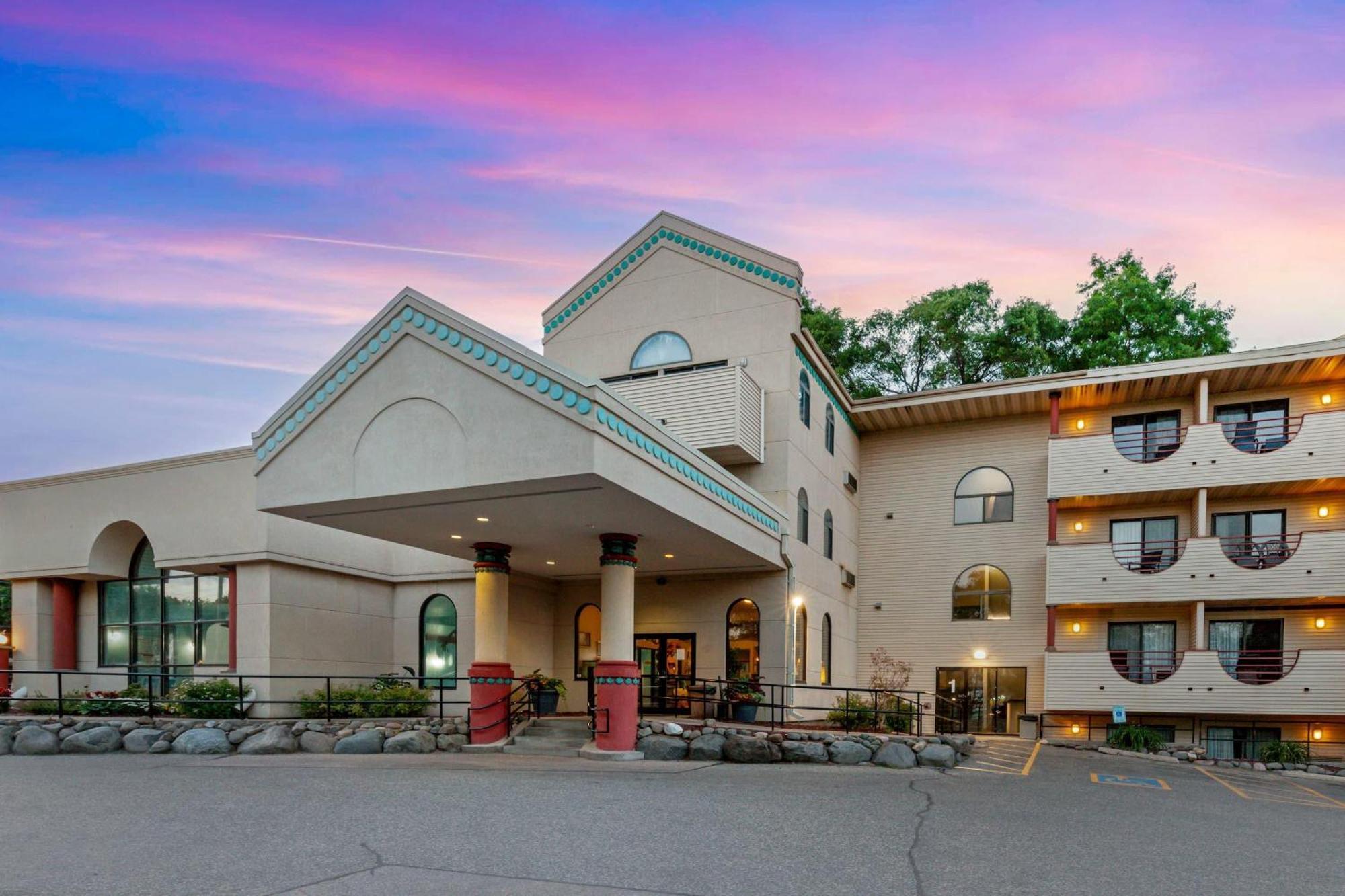 4 Family Hotels Near Ripley's Believe It or Not That Deliver