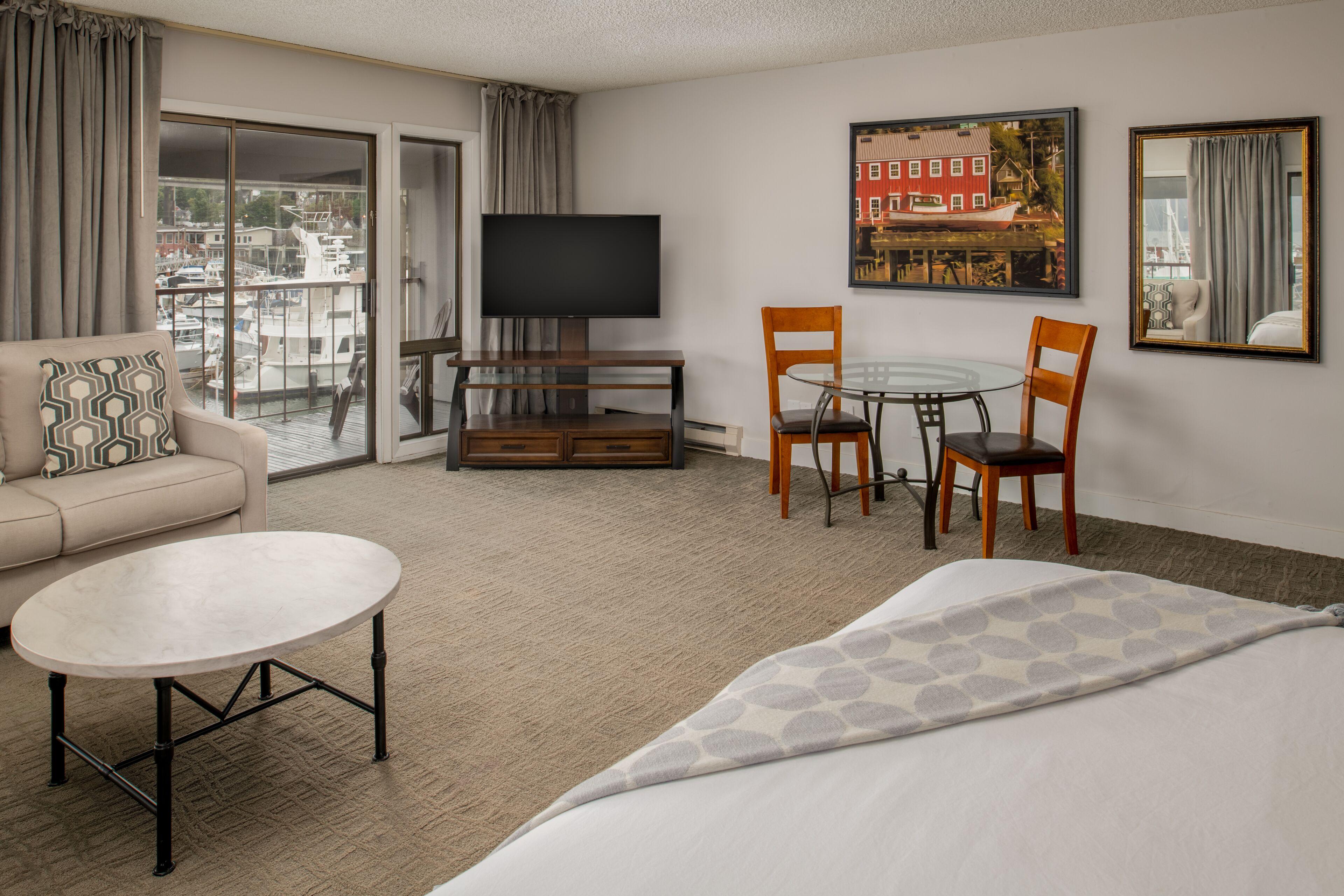 Staying Near Astoria Column: 4 Couple Hotels Compared